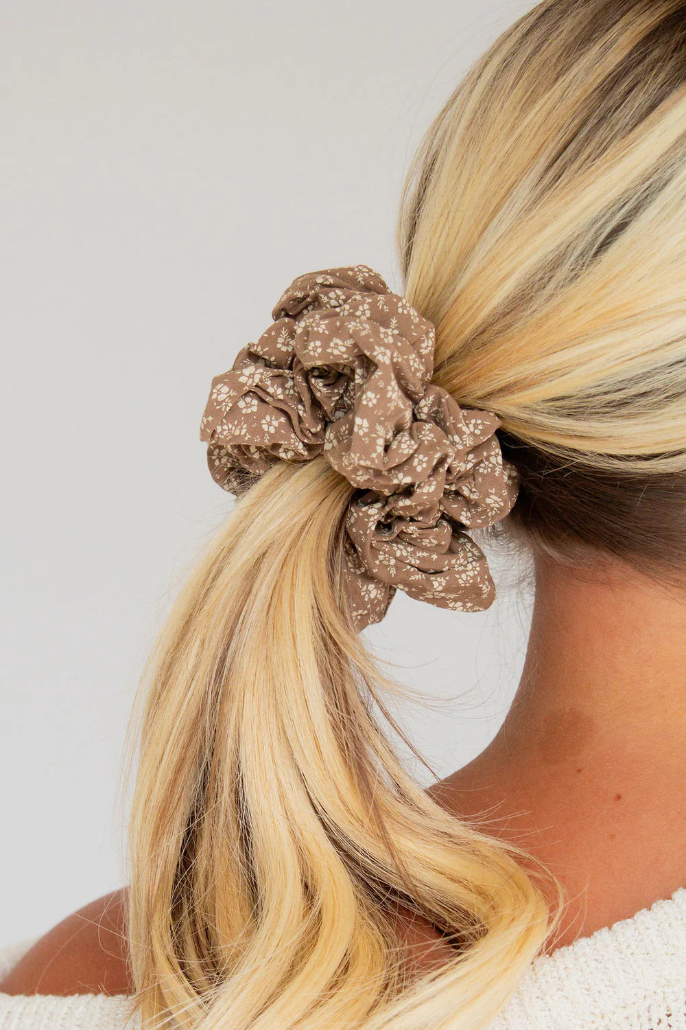 ✨PREORDER | ETA 2 WEEKS✨ Jumbo Scrunchie | Neutral Floral